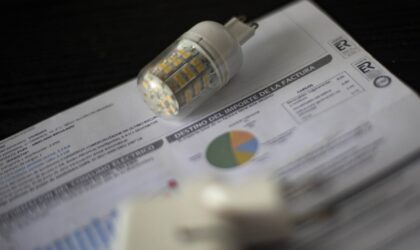 OCU calcula que las medidas del Gobierno rebajarán entre 25 y 28 euros al mes la factura eléctrica