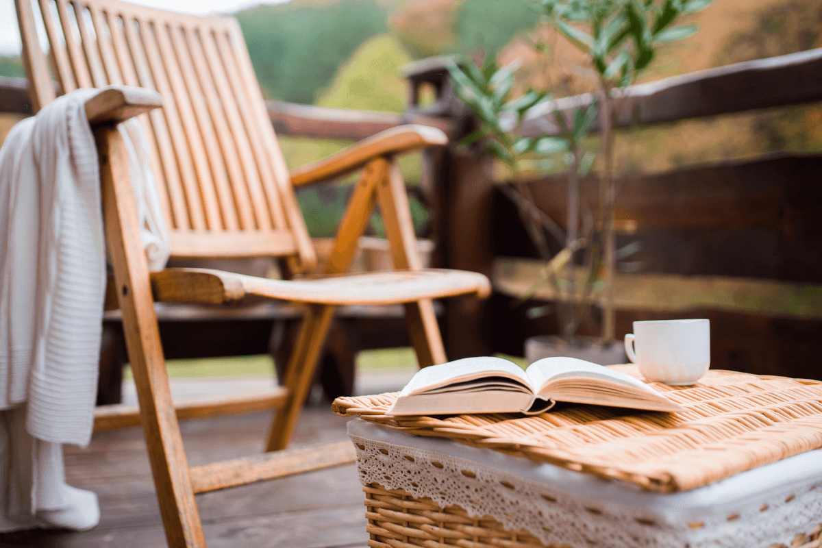 disfrutar de la terraza o jardín en otoño