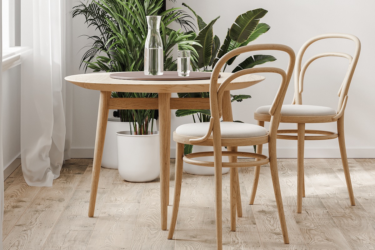 Muebles básicos para un piso: mesa y sillas para el comedor
