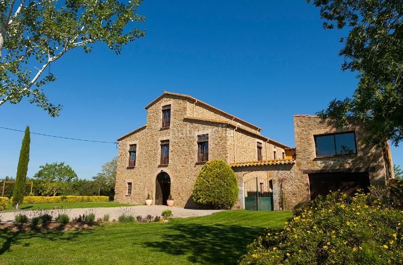 Es una casa con patio, piscina y barbacoa y está en Verges, un municipio situado en la provincia de Girona.