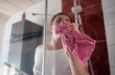 Algunos trucos curiosos para limpiar la mampara de ducha y que dure