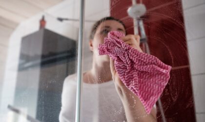Algunos trucos curiosos para limpiar la mampara de ducha y que dure