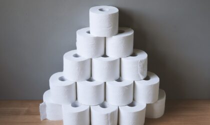 Trucos de casa: cómo guardar el papel higiénico en el baño