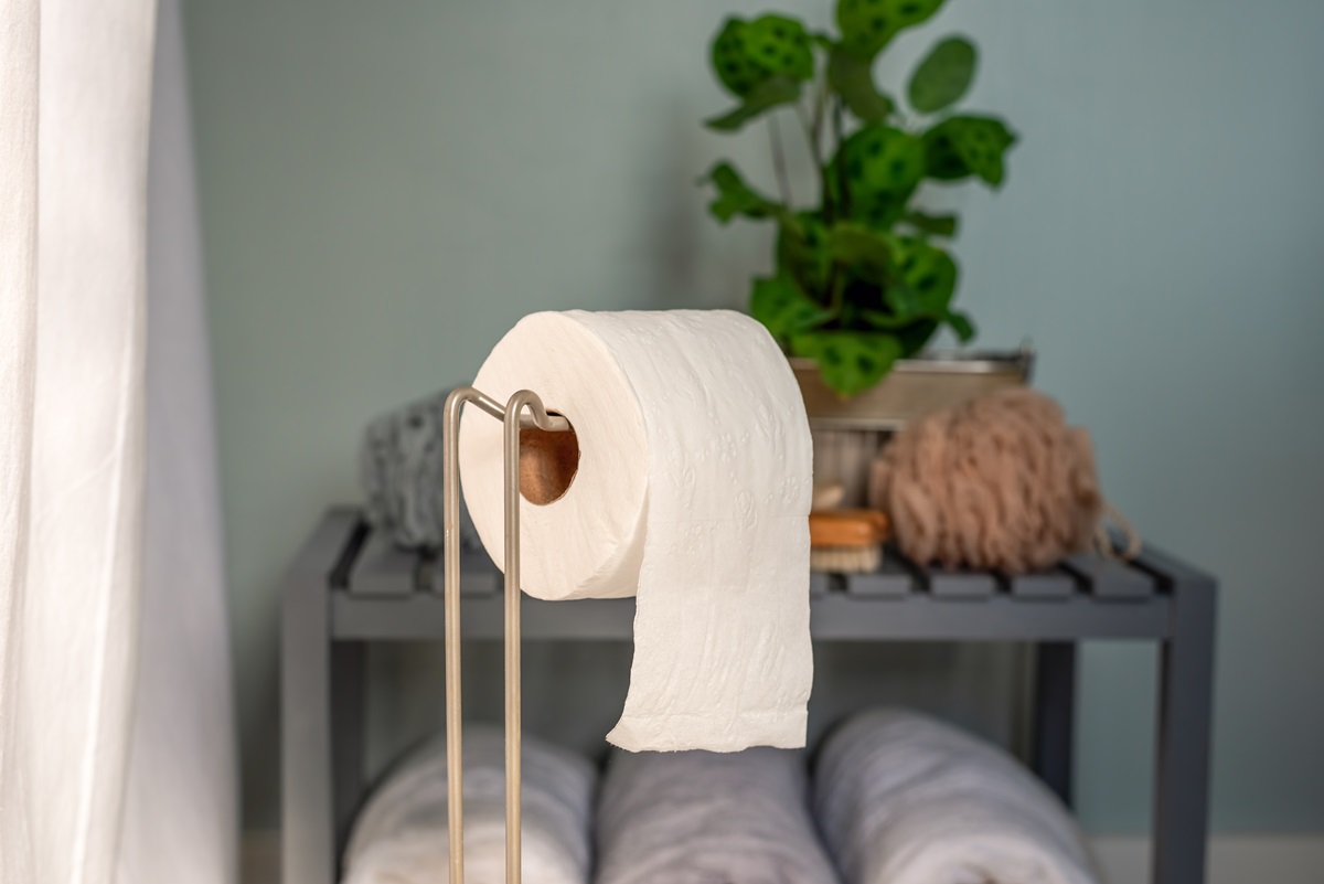 Trucos de casa: cómo guardar el papel higiénico en el baño