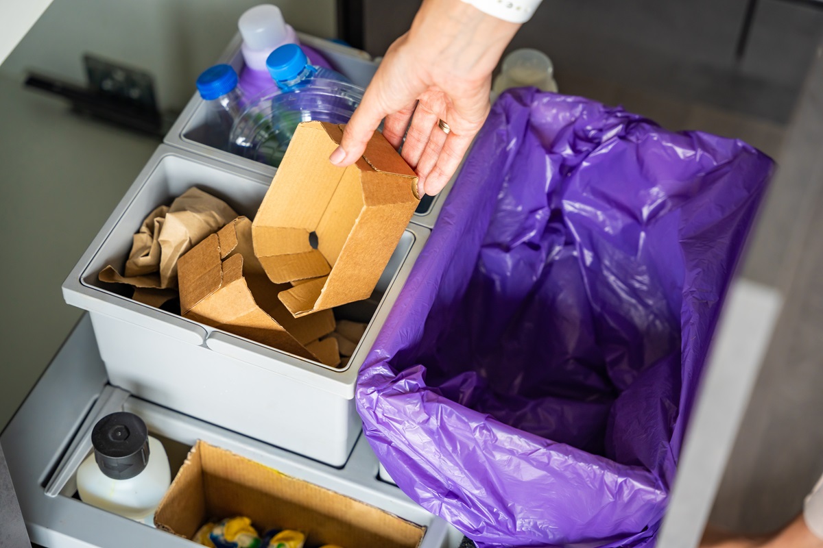 Sacar la basura para mantener la casa en orden